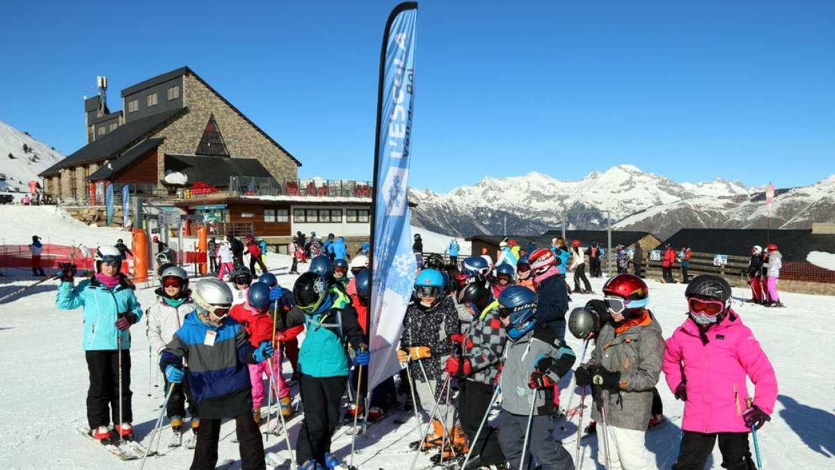 Imatge d’arxiu d’escolars de l’Alta Ribagorça a Boí Taüll durant una de les sessions d’esquí.