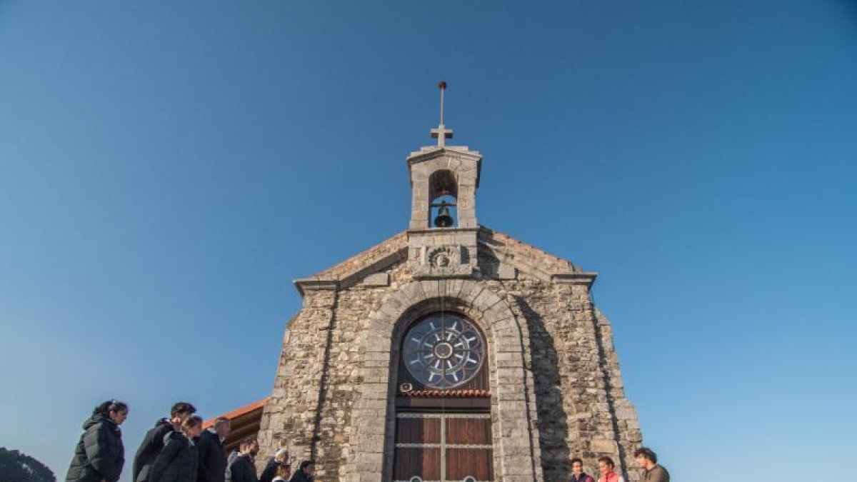 La ermita de San Juan de Gaztelugatxe, en Vizcaya, es esta semana el escenario del concurso.