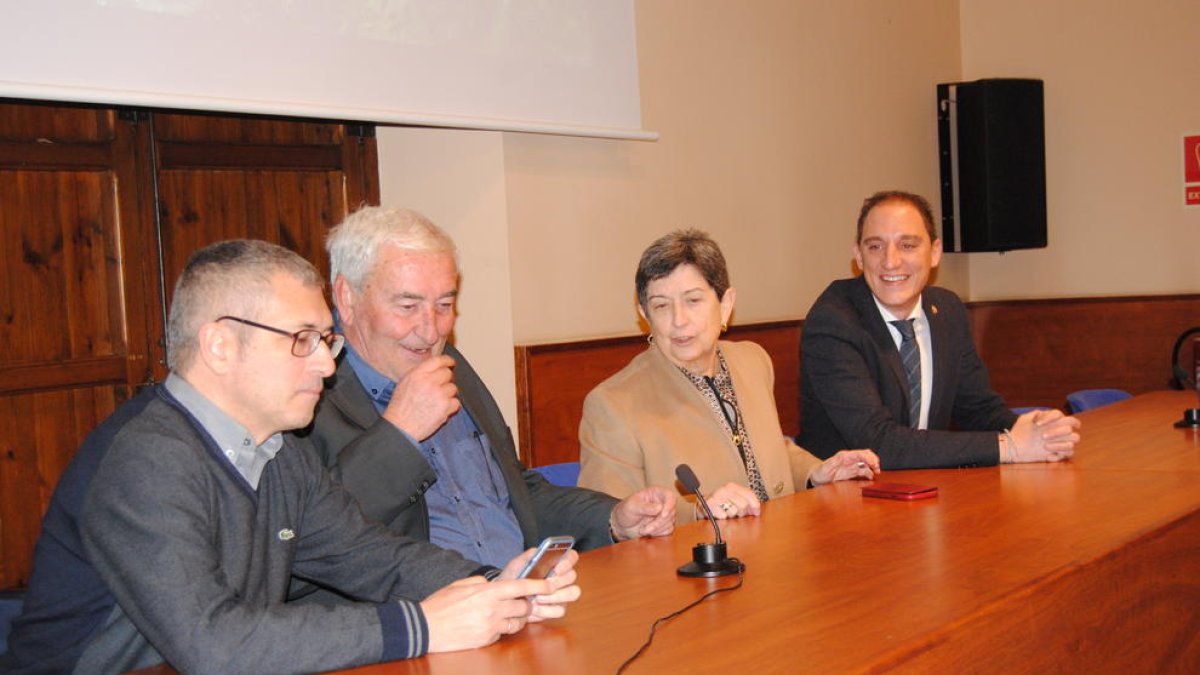 La visita del secretari d’Estat a la Casa Canal, Hugo Morán (esq.).