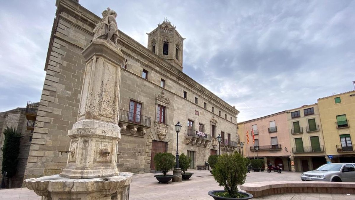Imatge de l’ajuntament, al centre de Cervera.