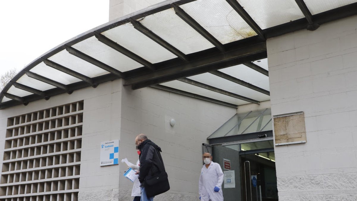 Imatge de l’exterior del CAP de Balàfia, amb pacients i personal sortint del centre.