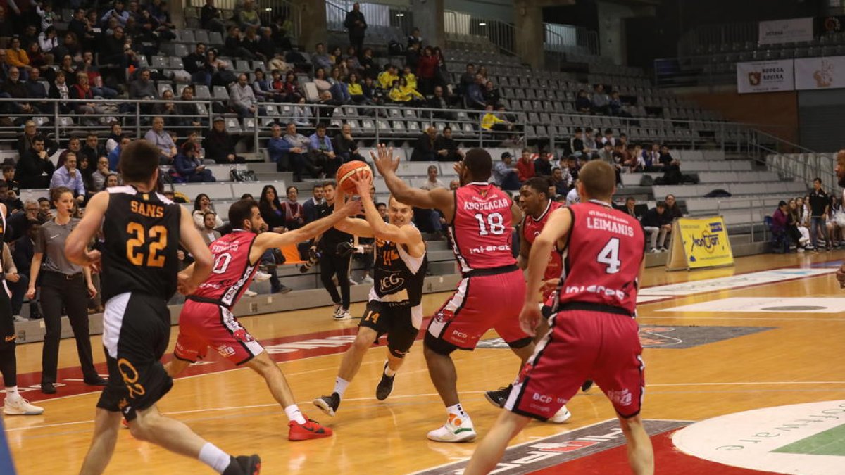 Steve Santa Ana, en la imagen intentando penetrar entre varios rivales vallisoletanos, acabó siendo el máximo anotador del partido.