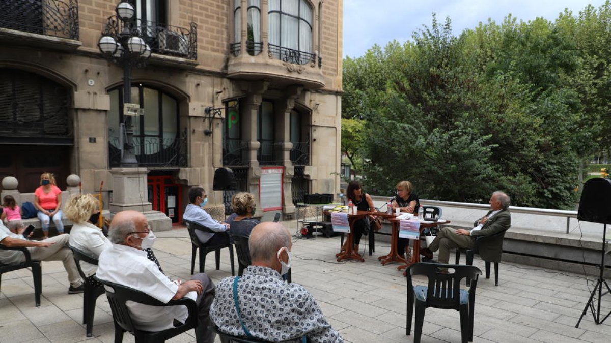 La plaza Sant Francesc acogió ayer la primera tertulia de la Setmana del Llibre en Català en Lleida.