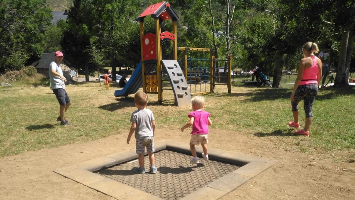 Nens jugant al nou parc del Pla de l’Ermita.