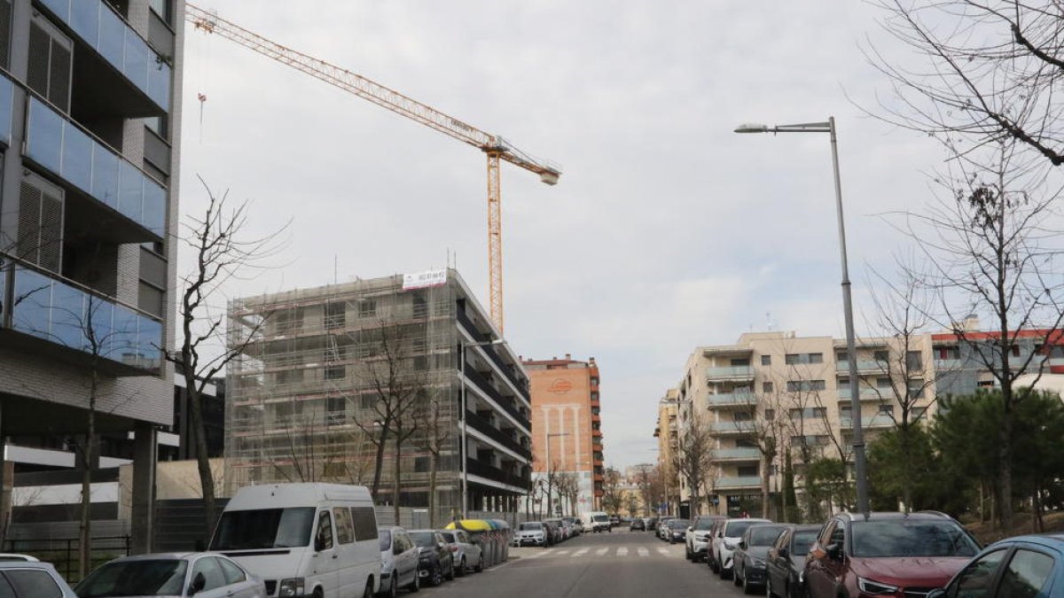 Imatge d’un edifici en construcció al barri de Cappont de Lleida, ahir.