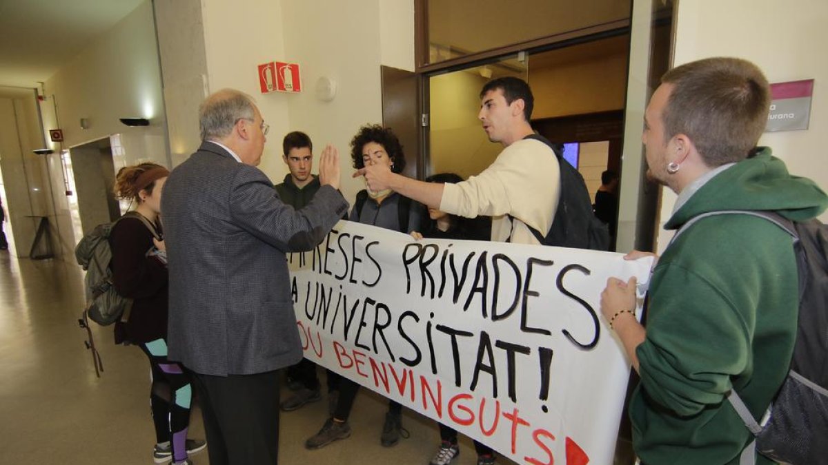La protesta contra el acto de Telefónica en 2017.