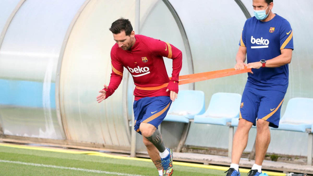 Leo Messi durant la feina individual a la sessió matinal del Barça a la Ciutat Esportiva.