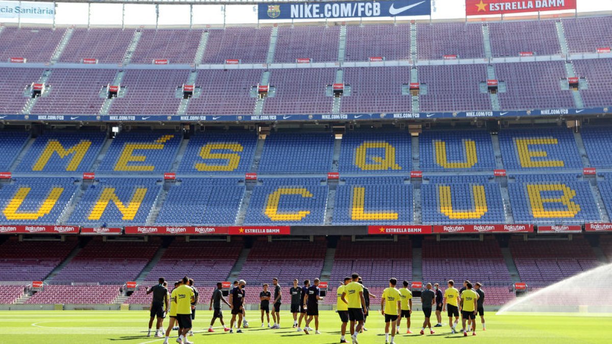 La plantilla del FC Barcelona, entrenant-se ahir al Camp Nou, en un test de cara a la tornada a la competició dissabte que ve a Mallorca.