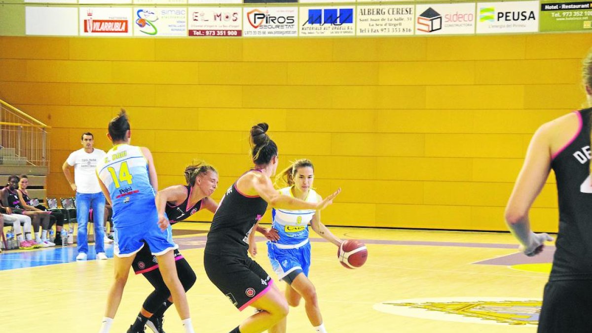 Laura Peña aprofita un bloqueig de Geo Bahí per superar la defensora del Tolosa.