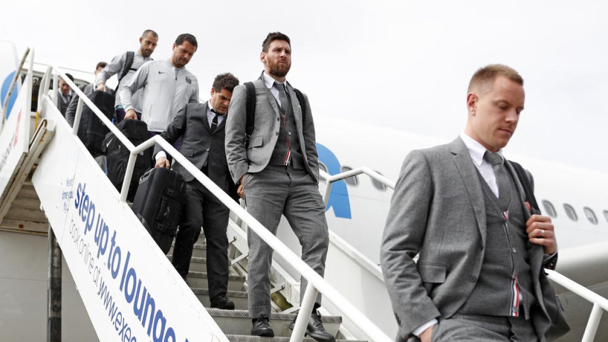 La plantilla del Barça baixa de l’avió amb què va arribar ahir a Liverpool.