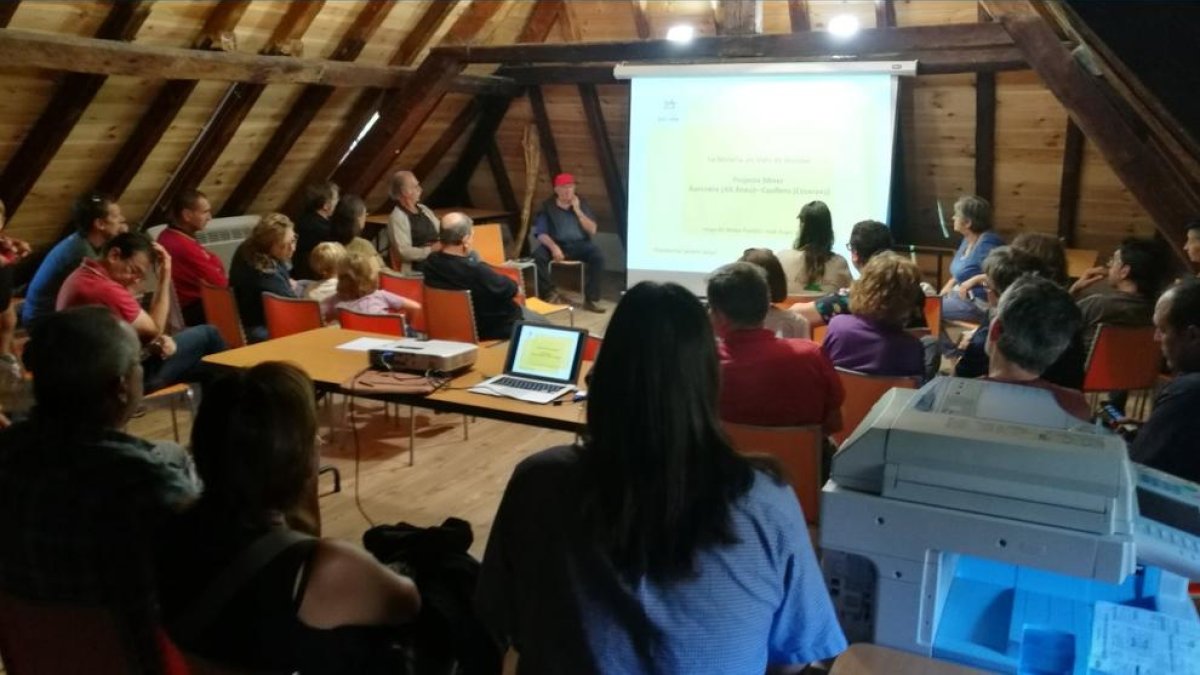 Imatge d’arxiu d’una reunió de la plataforma Salvem Salau.