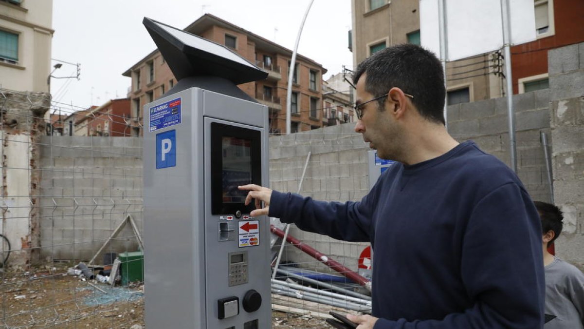 Imagen de archivo de un ciudadano utilizando uno de los parquímetros del solar de Magisterio.