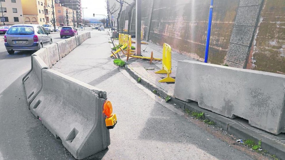 Imatge de la calçada del carrer Cos-Gayón tallat.