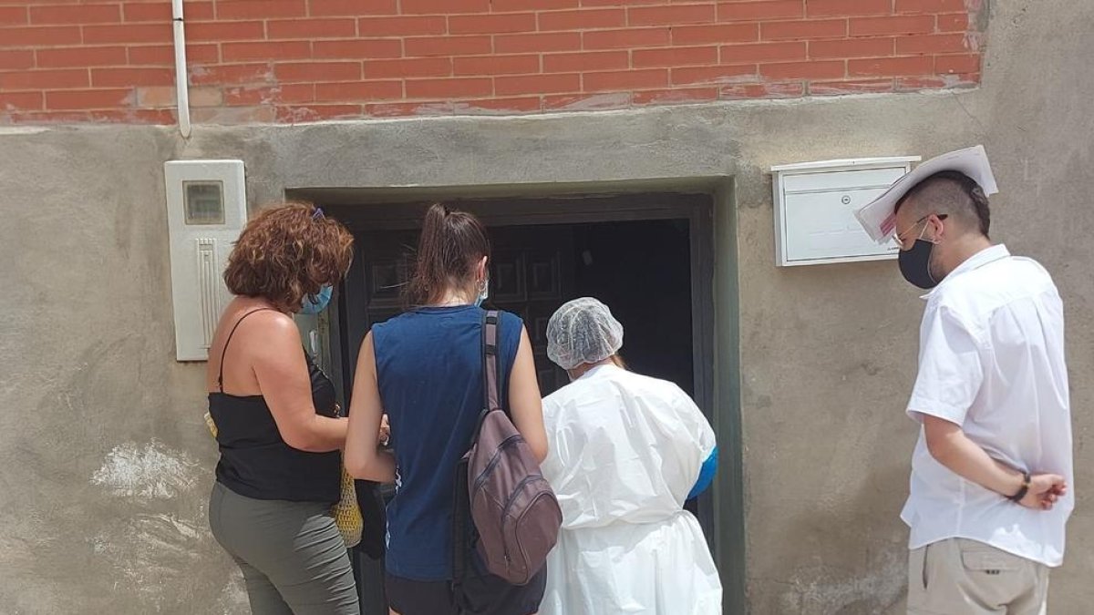 La alcaldesa de Soses, ayer visitando casas con los mediadores.