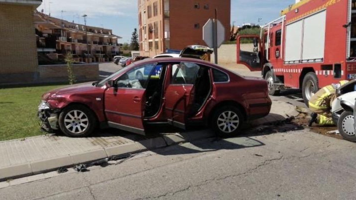 Un dels dos cotxes implicats en l’accident d’Agramunt (esquerra) i cues pel sinistre a l’autovia A-2 a Tàrrega.