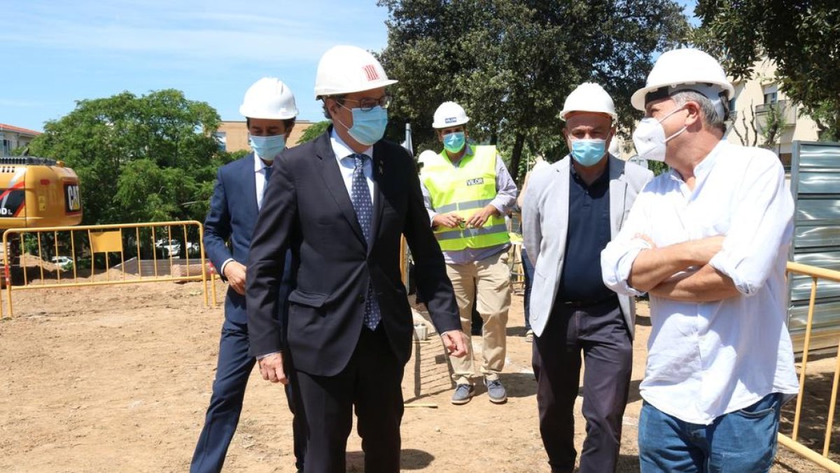 Quim Torra y Damià Calvet visitaron ayer unas obras en El Masnou.