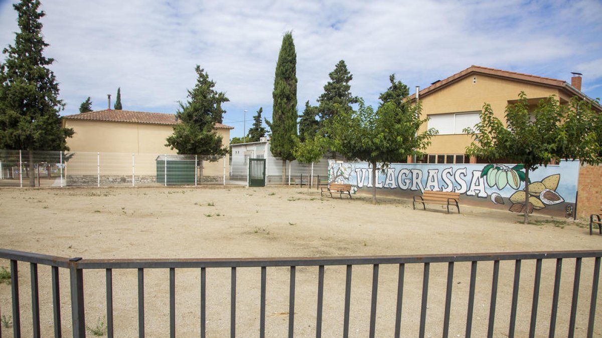 La plaza Primer d'Octubre de Vilagrassa, vallada para que la utilice el colegio como patio.