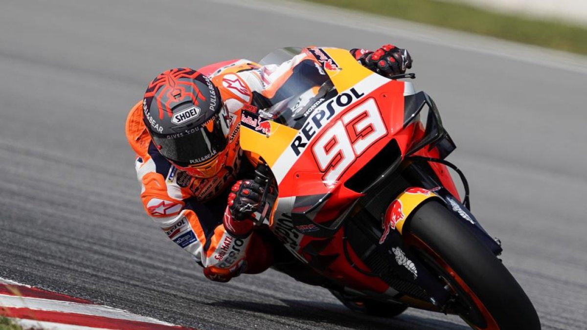 Marc Márquez, en una de les voltes que va fer ahir el primer dia de test oficial a Sepang.