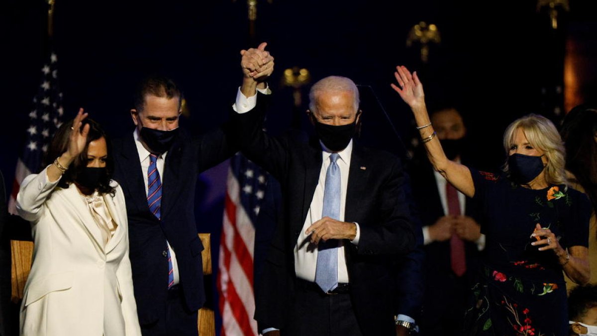 Joe Biden i la seua número dos, Kamala Harris, amb les parelles respectives durant les celebracions per la victòria electoral.