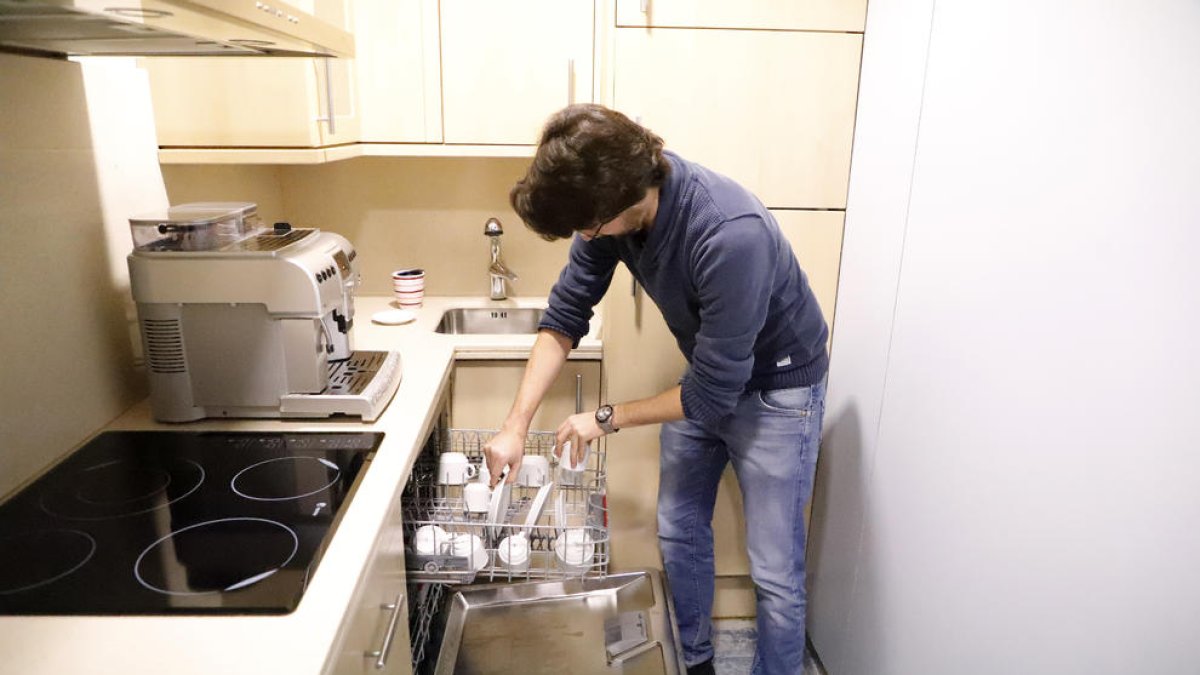 Los hombres catalanes aseguran que dedican una media de 12 horas semanales a las tareas del hogar.