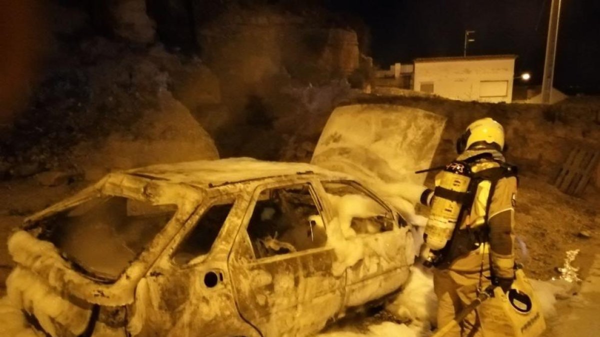 Un bombero sofocando ayer el incendio en Almenar.