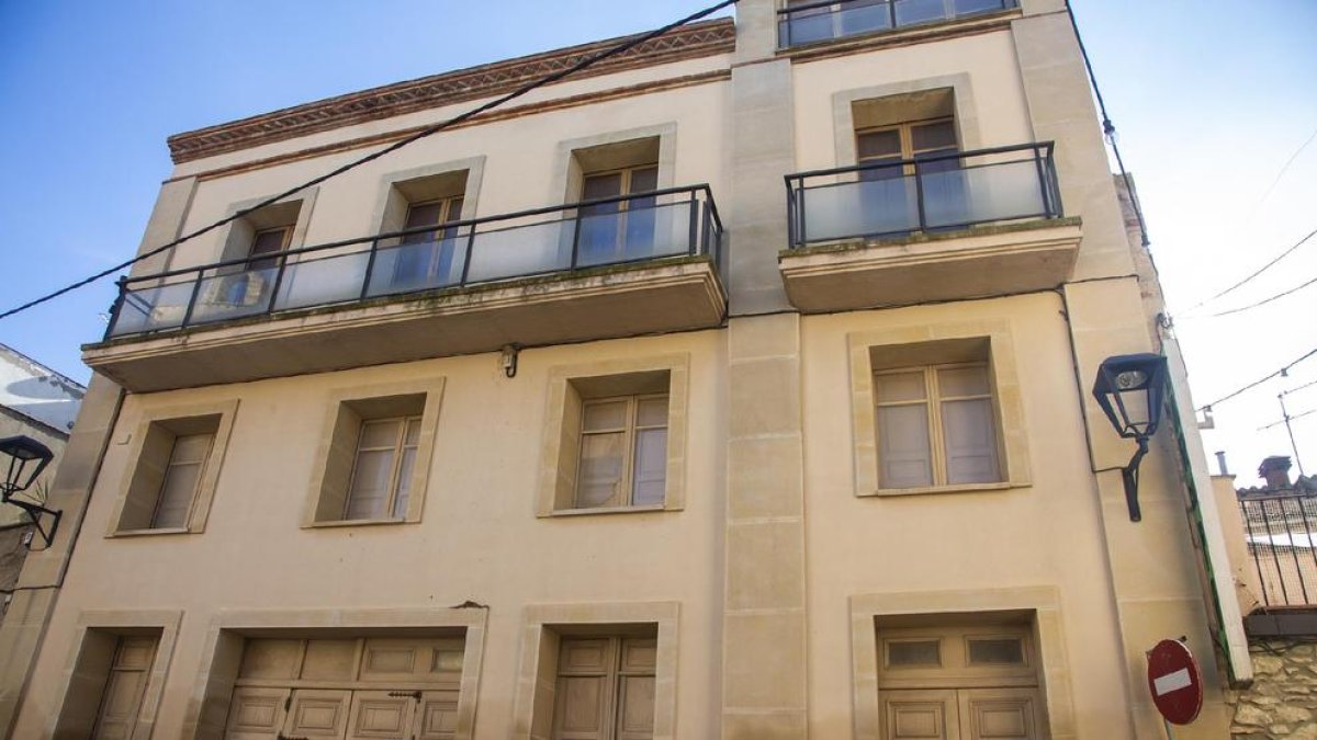 El edificio, levantado por los vecinos, retornará al pueblo.
