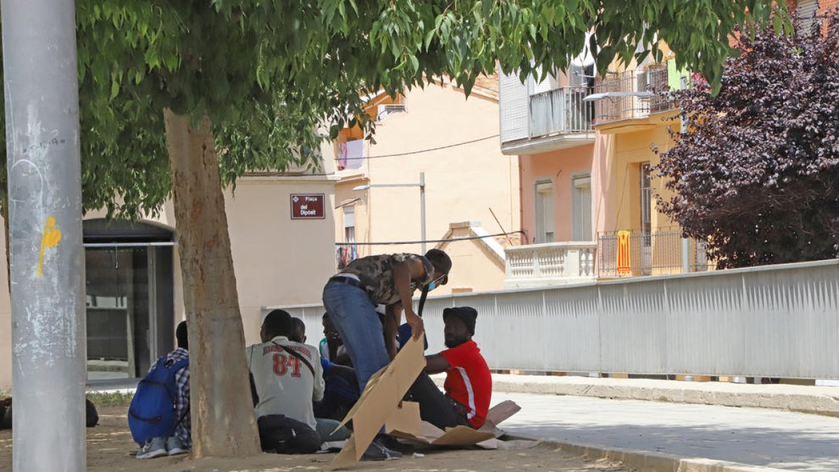 Un grup d’immigrants, ahir a la plaça del Dipòsit.