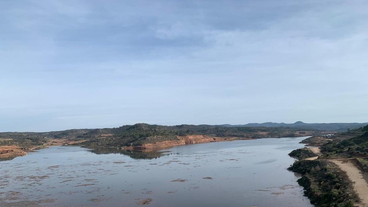 Imatge del pantà després de les pluges del gener en què va contenir una avinguda d’aigua.