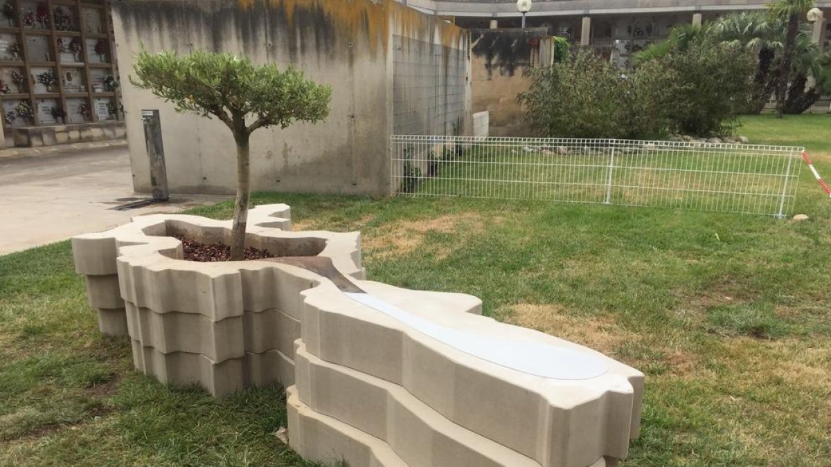 Esta es la escultura que la Paeria ha instalado en el cementerio de Lleida en homenaje a los leridanos muertos durante el confinamiento