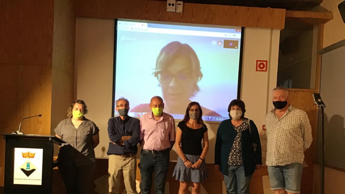 Las ganadoras del Concurs de Microrrelats de la Vall Fosca y parte del jurado, el sábado.