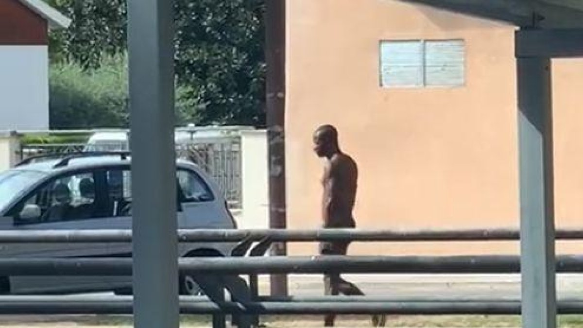 Un home es passeja nu per Mollerussa