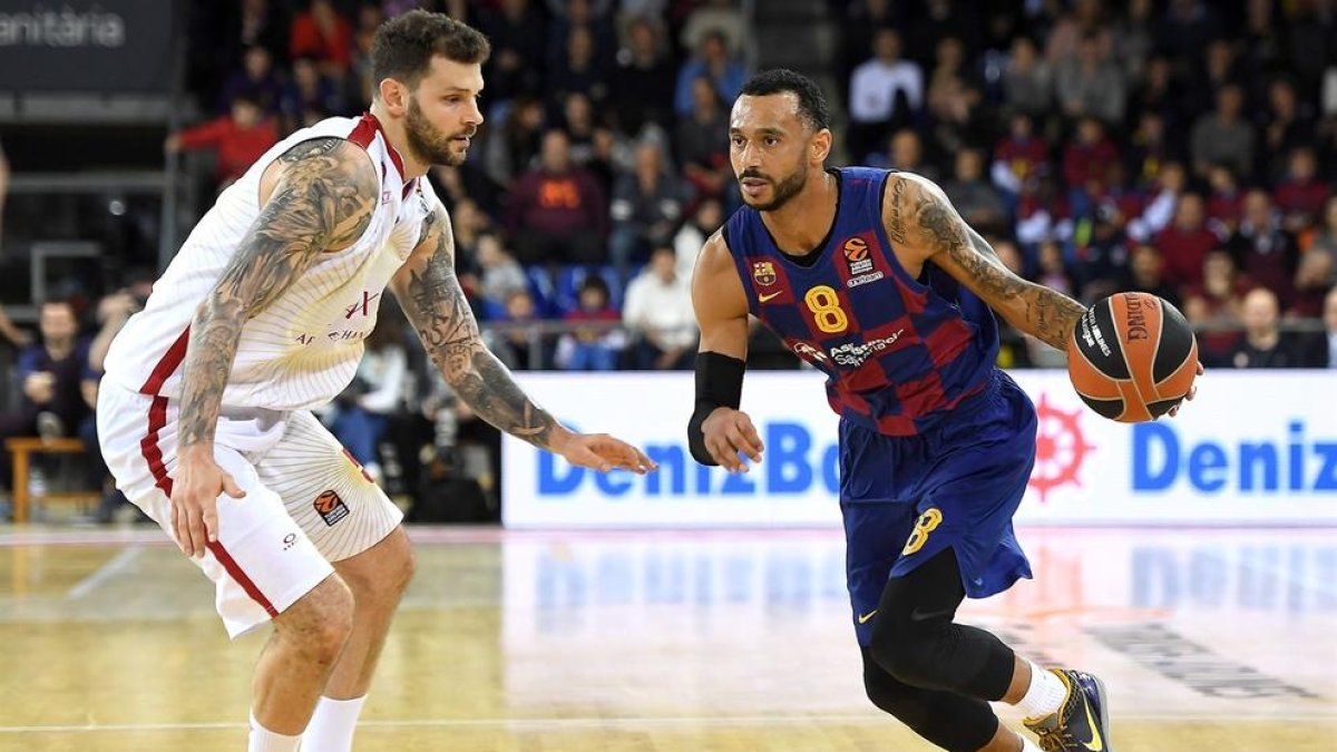 El azulgrana Hanga conduce el balón en una acción del partido.