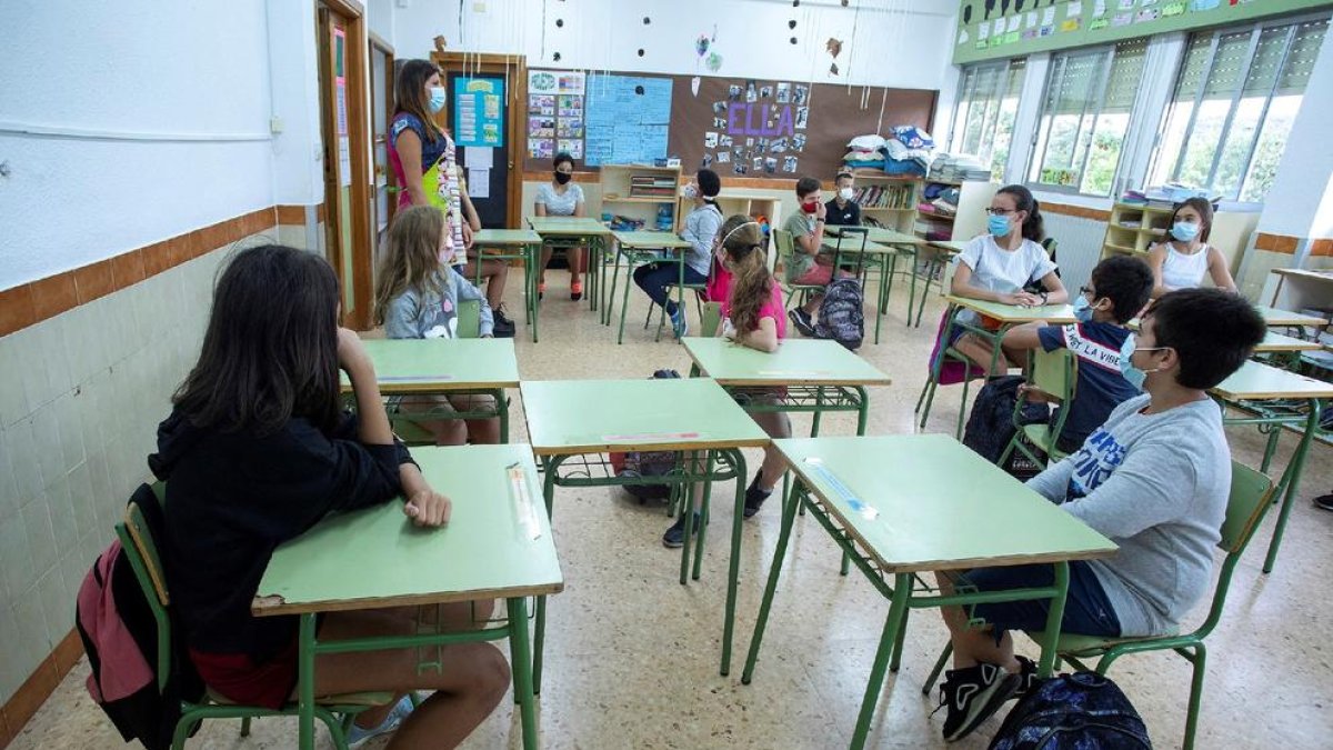 Alumnos siguiendo una clase.
