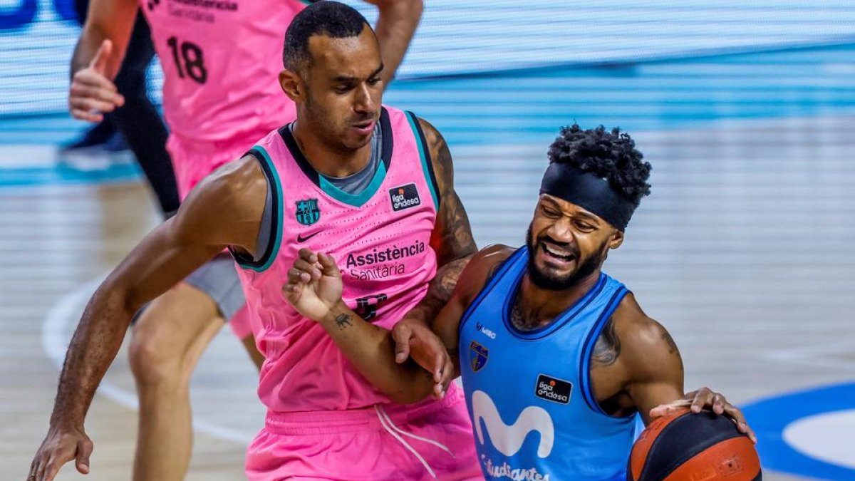 Roberson controla una pilota davant d’Adam Hanga.