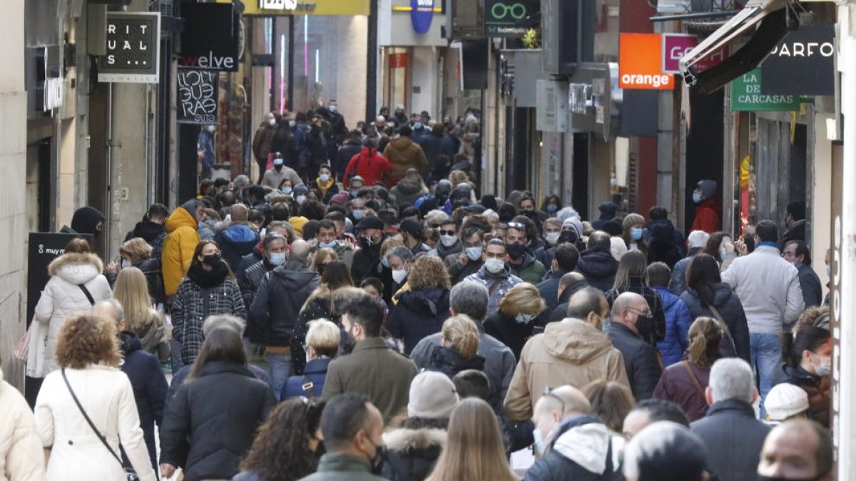 L’Eix es va omplir de gent ahir, festiu d’obertura comercial, tant al matí com a la tarda.
