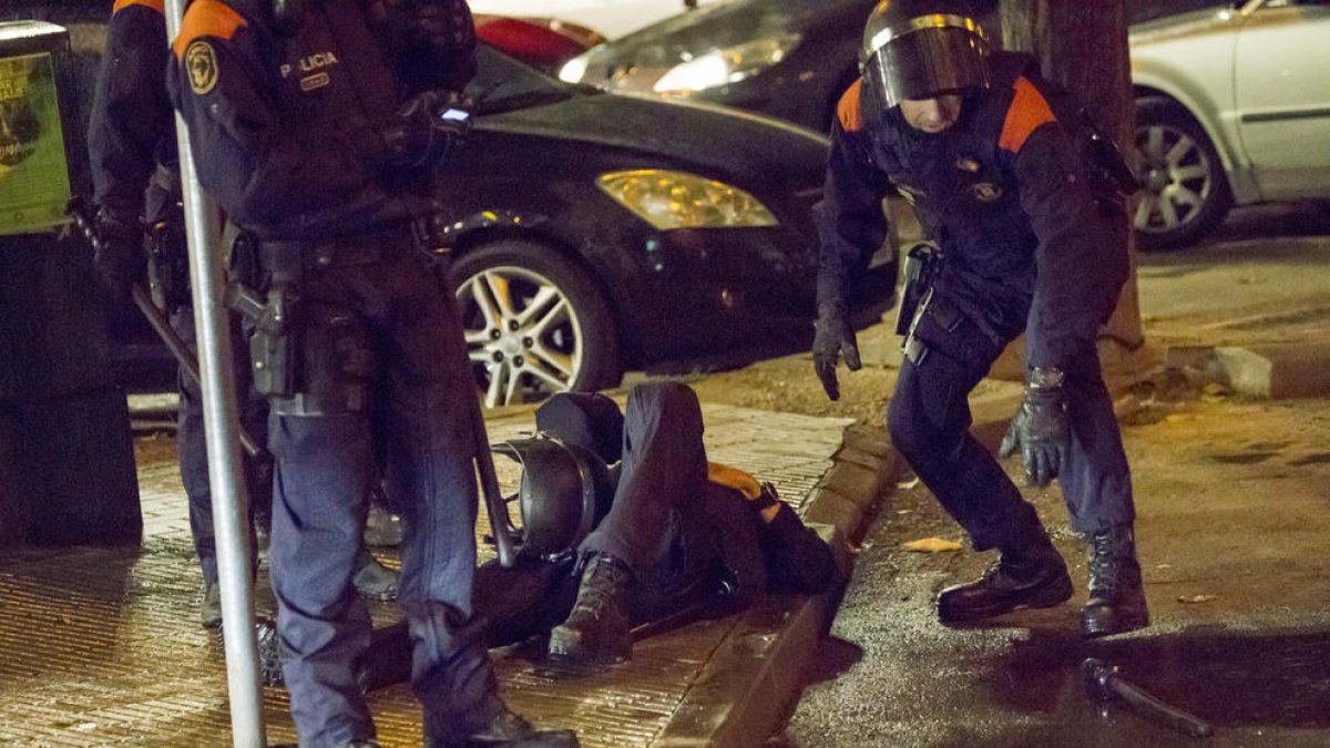 Compañeros atienden al mosso agredido, tras un partido en el Camp d’Esports en octubre de 2018.