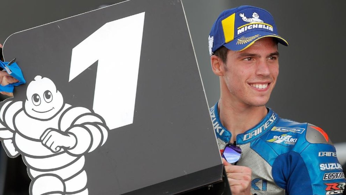 El pilot mallorquí Joan Mir mostra el número 1 després d’imposar-se en la carrera de Xest que l’atansa al títol mundial de MotoGP.