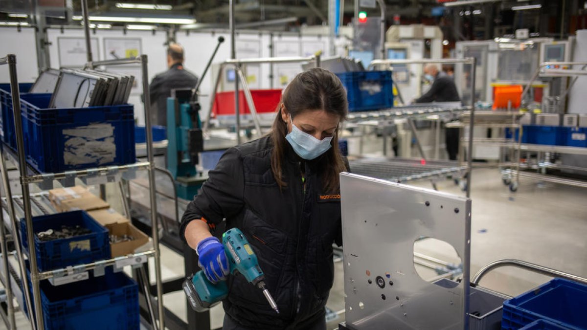 Una operaria monta un respirador en la planta de Seat en Martorell.