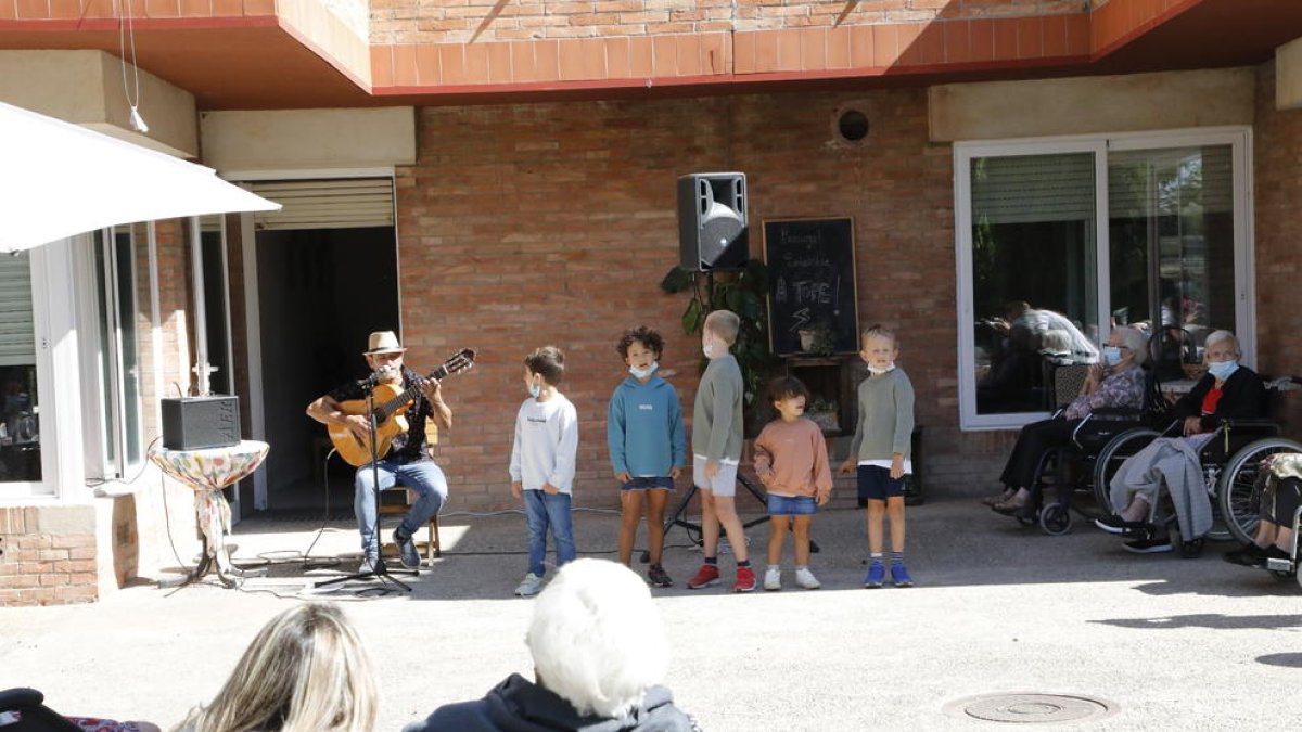 Carlitos Miñarro y los niños que hacían el coro.