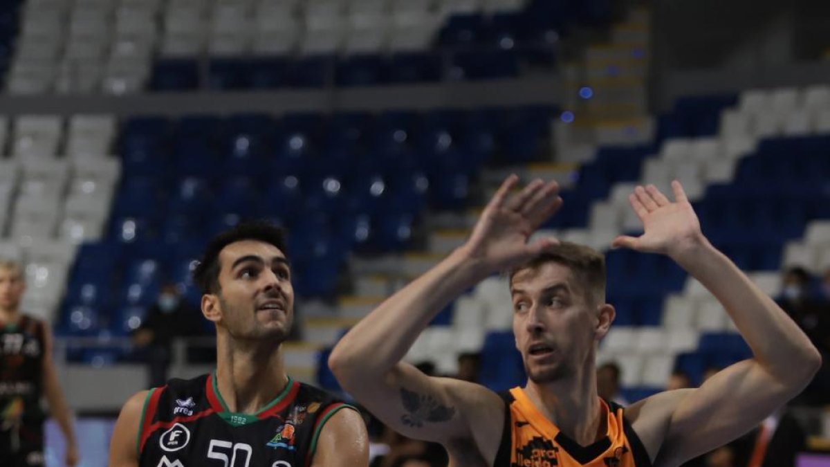 Mirza Bulic, que firmó un gran encuentro, defiende a Jacobo Díaz.