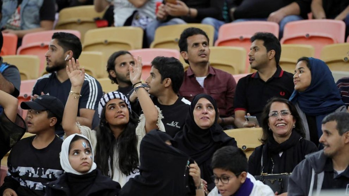 Mujeres saudíes en el estadio.