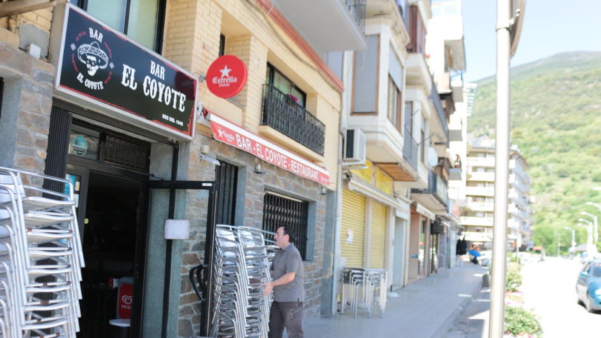 José Antonio Manrique al preparar ahir la terrassa del Bar Coyote de Sort.