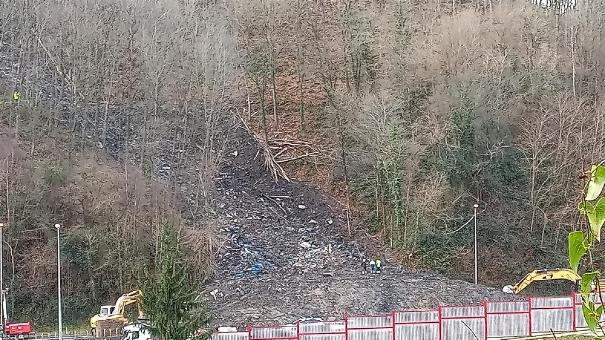 Dos sepultados bajo miles de toneladas de tierra en el País Vasco