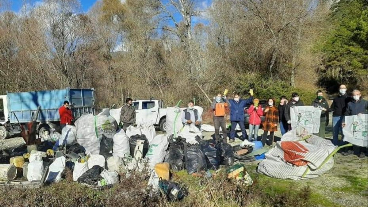 Un grupo de 16 voluntarios participaron en la jornada de limpieza.