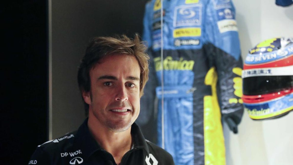 Alonso posa al costat d’una de les seues antigues equipacions.