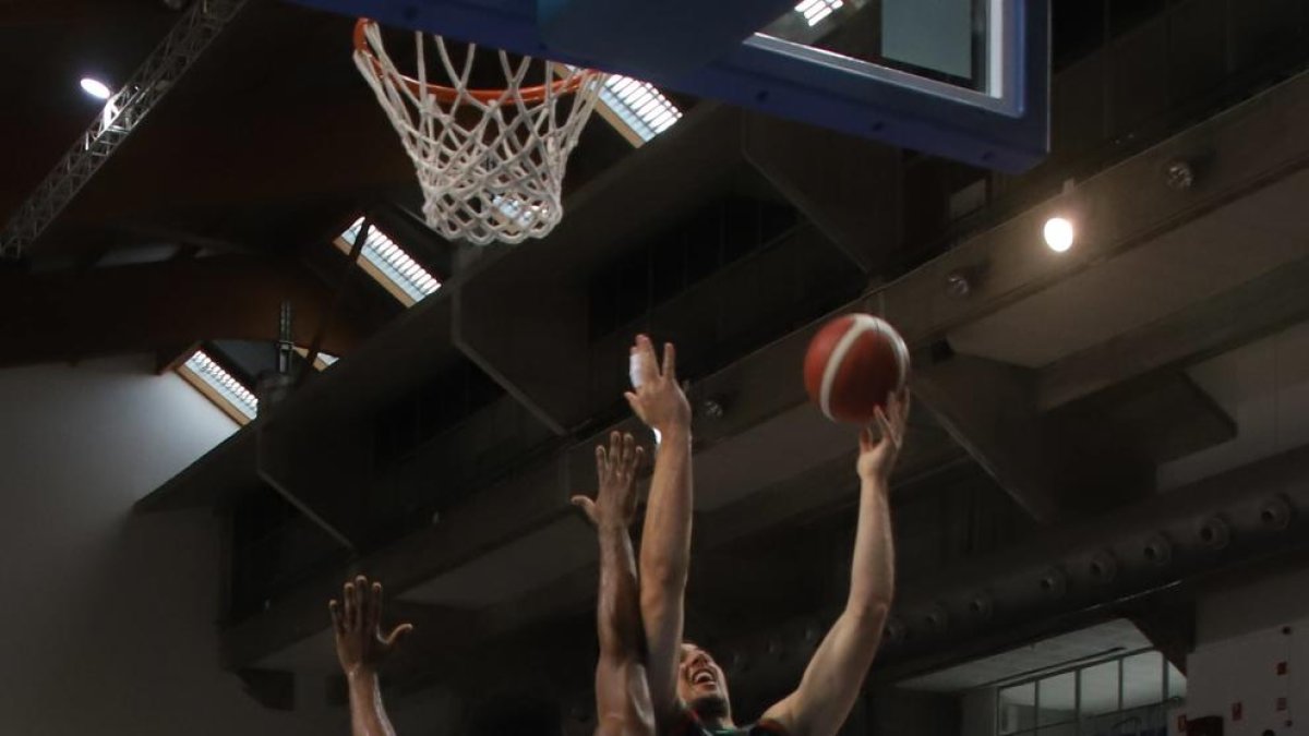 Antonio Hester impide que anote Milan Suskavcevic.