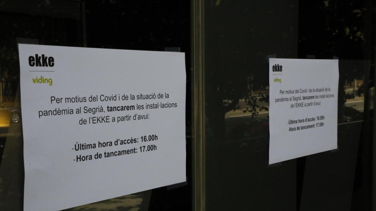 Usuaris de l’Ekke, ahir davant del taulell de l’entrada de la instal·lació.