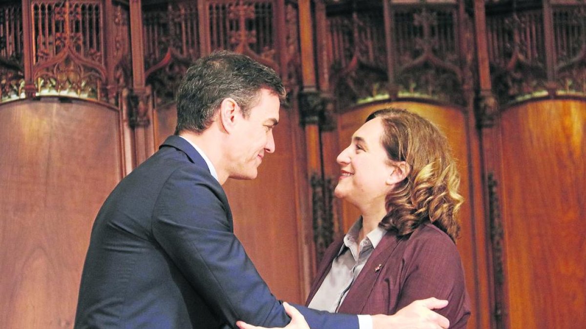 Pedro Sánchez saludándose con la alcaldesa de Barcelona, Ada Colau, durante su reunión de ayer.