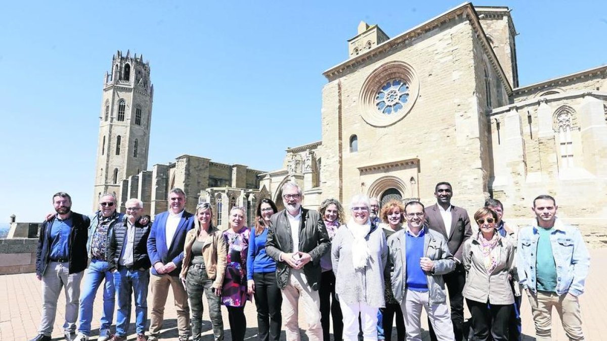 L'alcalde i candidat del PSC, Fèlix Larrosa, amb la resta de la seua llista, ahir a la Seu Vella.