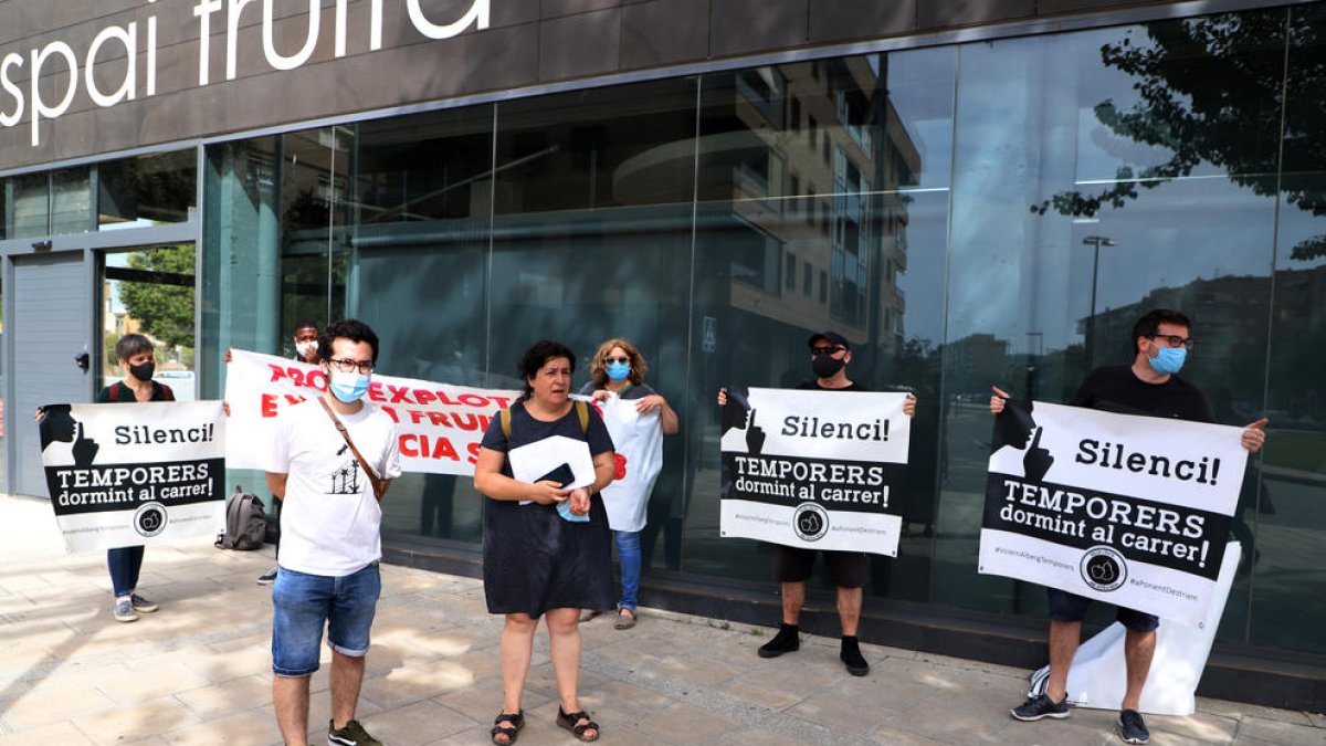 Miembros de Fruita amb Justícia Social, ante la sede de Afrucat.